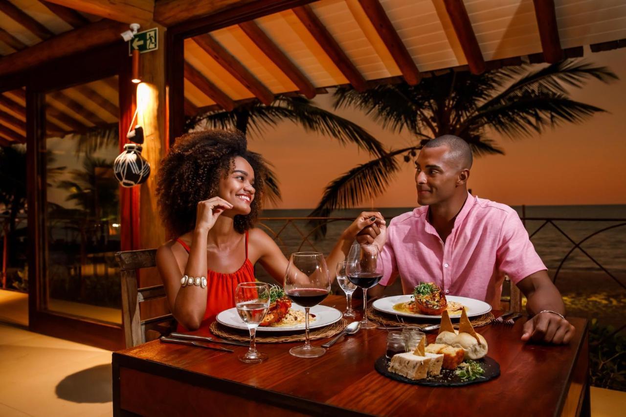 La Torre Resort All Inclusive Porto Seguro Kültér fotó A couple dining at a restaurant