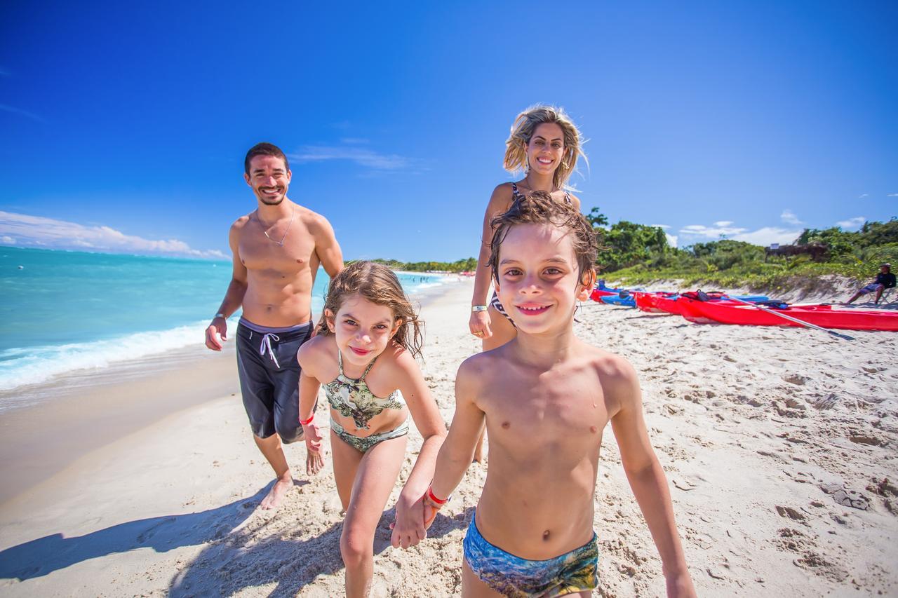 La Torre Resort All Inclusive Porto Seguro Kültér fotó Family on a beach